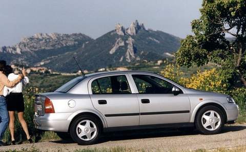 Holden (Холден)Astra 4 поколение седан 2.0 MT 2002–н. в.